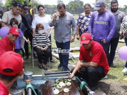 El cuerpo de Néstor Matamala fue enterrado en el cementerio Jardines del Recuerdo. FOTO: Neptalí Romero.