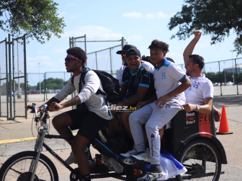 Los aficionados catrachos se desataron al transportarse en una mota especial al Energy Stadium de Houston. FOTO: Mauricio Ayala.