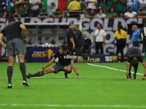 Los réferis hicieron el calentamiento en el NRG Stadium de Houston. FOTO: Mauricio Ayala.