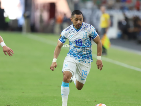 Omar Elvir domina el balón en la parcela izquierda de la Selección de Honduras. FOTO: Mauricio Ayala.