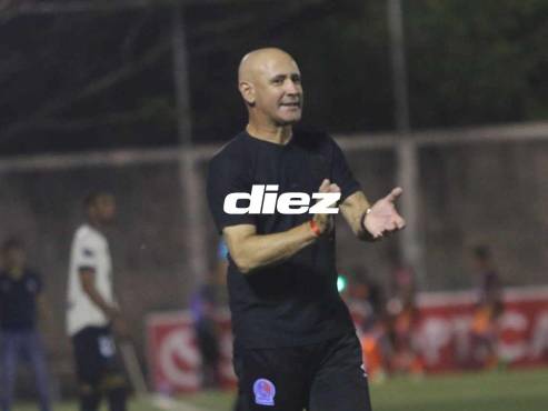 Eduardo Espinel debutó este sábado 18 de enero como director técnico de Olimpia. FOTO: Alex Pérez.