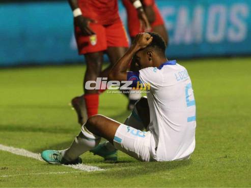”Choco” Lozano se lleva las manos a la cabeza tras acariciar el gol en el arco de Granada. FOTOS: Alex Pérez | Andro Rodríguez.