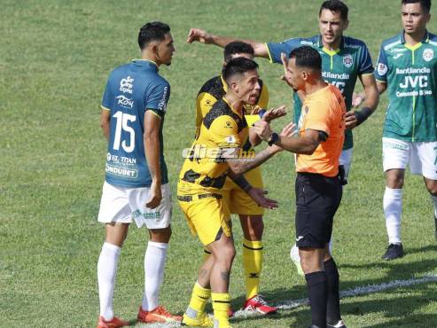 Juan Vieyra le pide la roja al árbitro, quien le mostró la amarilla a André Orellana en clara acción de gol de “La Máquina”. FOTOS: Mauricio Ayala/Neptalí Romero.