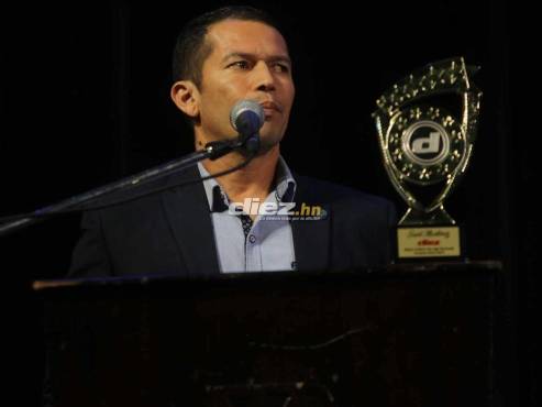 Walter López, asistente de línea, recibe el premio de Said Martínez, el Mejor Árbitro del 2023. FOTOS: Mauricio Ayala | Alex Pérez | Emilio Flores.