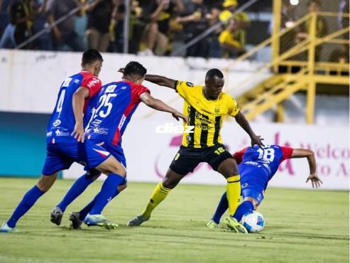 Darixon Vuelto se enfrenta a tres adversarios del Xelajú en el Estadio Morazán. FOTOS: NEPTALÍ ROMERO | MAURICIO AYALA.