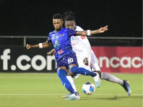 José García marca a Andrés Orozco, que le hizo daño a la portería de Olimpia en Belice.