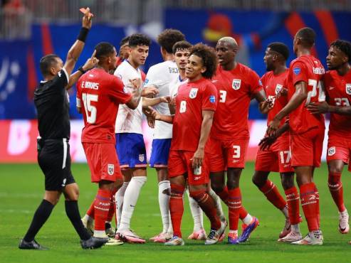 Adalberto Carrasquilla salió expulsado tras roja mostrada por Iván Barton.