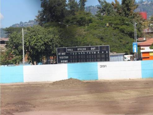 La tierra ha sido removida para la instalación de la grama sintética.