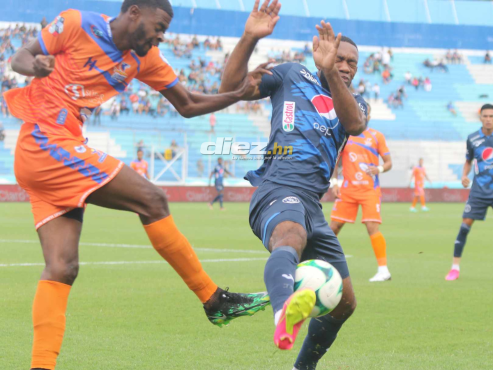Jairo Róchez le marca a Róbel Bernárdez en el mediocampo del Nacional de Tegucigalpa. FOTO: Alex Pérez.