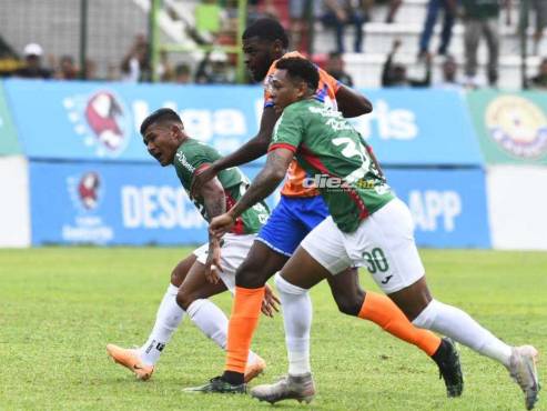 Chino López dispara a portería de Lobos UPN ante la marca Róbel Bernárdez. FOTO: Héctor Edú.