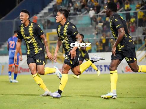 Así lo celebró Bryan Moya en el Estadio Morazán. FOTOS: NEPTALÍ ROMERO | MAURICIO AYALA.