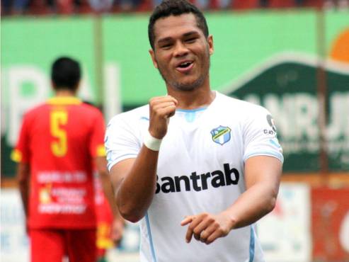 Rolando Blackburn en su andar con los colores del Comunicaciones de Guatemala.