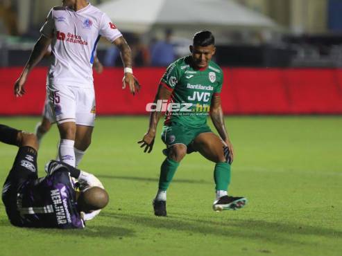 Chino López observa a Édrick Menjívar, quien toma la pelota en el área de Olimpia. FOTOS: Mauricio Ayala | Marvin Salgado.
