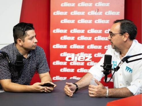 Ariel Bustamante en charla con nuestro periodista Mario Figueroa. FOTO: Mauricio Ayala.