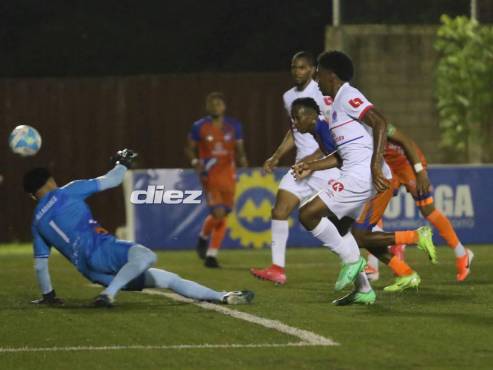 Esta fue la jugada que salvó Celio Valladares y evitó el primer gol de los merengues, que lo iba a convertir Dereck Moncada. (FOTO: Marvin Salgado)