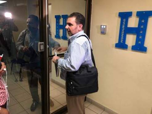 Instante en el cual Miguel Mourra ingresaba a la reunión en Fenafuth.