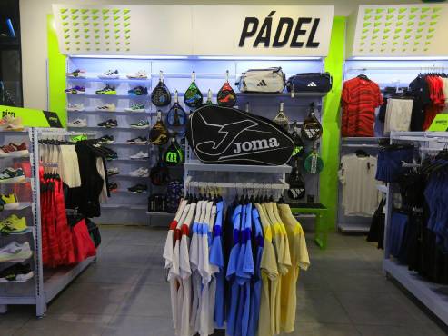 En las tiendas Sportia encontrará todo lo que necesita para practicar el pádel y otros deportes.