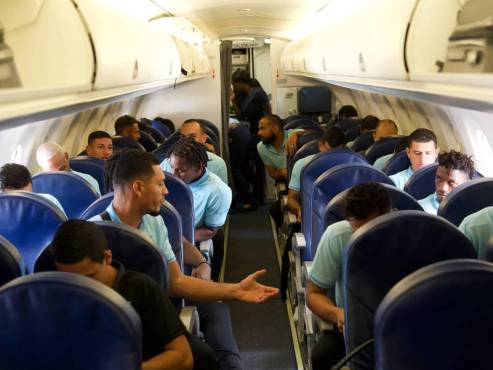 La Selección de Honduras durante el vuelo chárter con destino a Kingston.