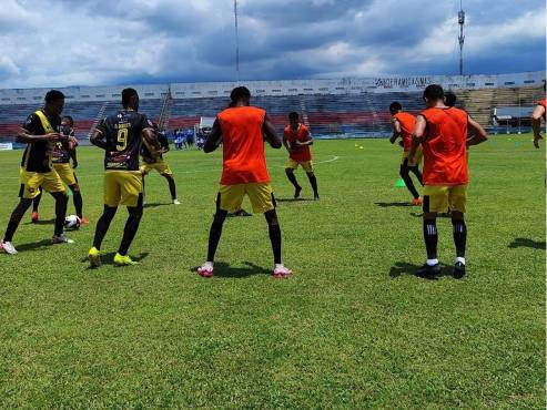 Los jugadores del Génesis se ejercitaron antes de la reanudación del partido en La Ceiba.