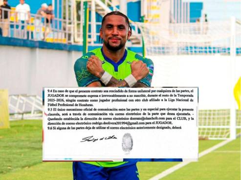 Rodrigo de Olivera y el contrato que firmó con el Olancho FC de la Liga Nacional de Honduras.