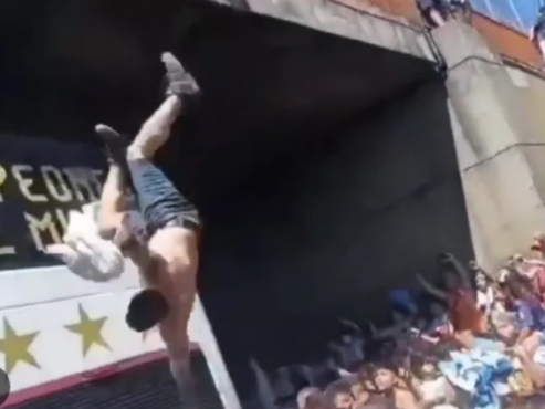 El momento en el que un hincha cae en el asfalto en medio de la caravana de la selección de Argentina.