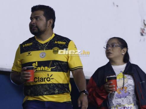 La fiel afición del Real España que asistió al Olímpico de San Pedro Sula. FOTO: Neptalí Romero.