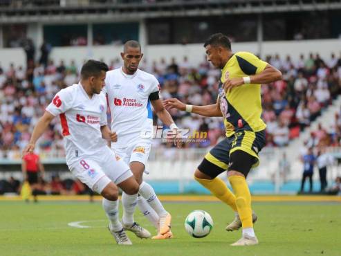 Sergio Peña recibe la marca de Edwin Rodríguez y Jerry Bengtson en la grama del Nacional Chelato Uclés. FOTOS: David Romero | Andro Rodríguez.