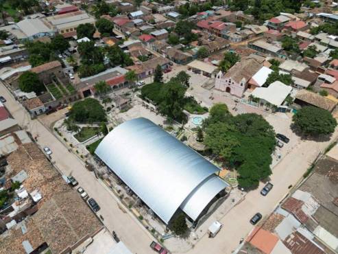 Así quedó el moder techo curvo que CONDEPOR instaló en el gimnasio del parque central de Talanga.
