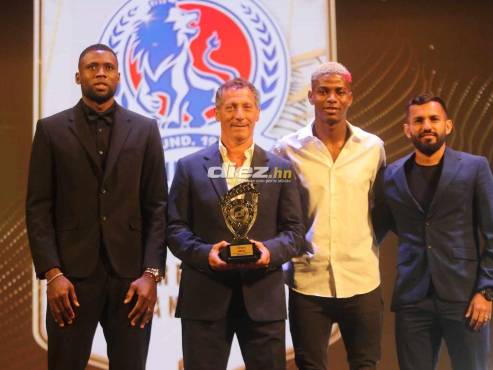 Yustin Arboleda, Pedro Troglio, Julián Martínez y Jorge Álvarez subieron al estrado a recibir el Premio a Mejor Equipo de la Liga Nacional. FOTOS: Mauricio Ayala | Alex Pérez | Emilio Flores.