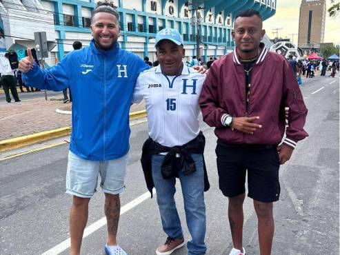 ¡LOCURA POR LA H! Júnior (chumpa de Honduras) viajó desde Canadá para apoyar a la Selección de Honduras. En esta postal sale con su papá y primo.