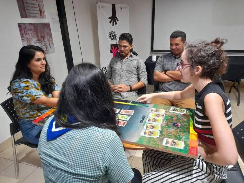 Que sea un juego educativo no significa que no pueda llegar a ser competitivo, y más aún cuando requiere de un enfoque estratégico. De ahí que los participantes del seminario hayan disfrutado de las partidas.