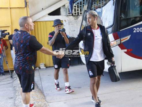 José Mario Pinto se saluda con el “Chelito” en las instalaciones del Olímpico de SPS. FOTOS: Neptalí Romero | Alexis Muñoz.