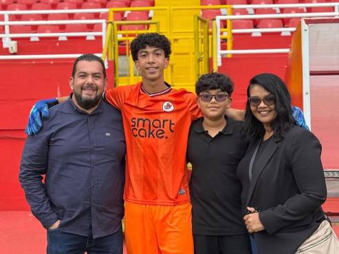 Adrián Vallecillo junto a su familia en su presentación con el Leixoes.