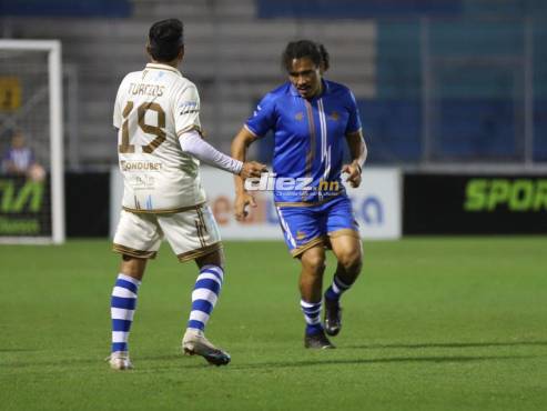 Rambo de León marca a Dani Turcios en el estadio Nacional Chelato Uclés. FOTOS: Mauricio Ayala | Andro Rodríguez | David Romero.