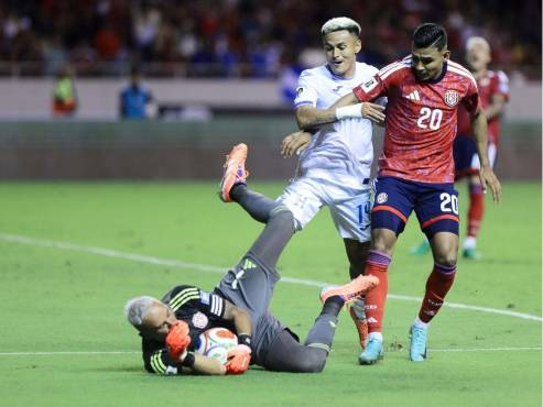 Keylor Navas sacó un potente disparo de Andy Nájar. FOTOS YOSEPH AMAYA | MAURICIO AYALA.