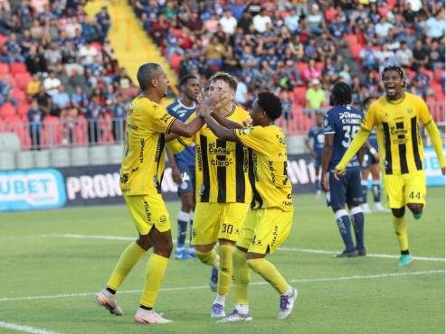 Así celebró Eddie Hernández en el Estadio Nacional Chelato Uclés. FOTOS: Estalin Irías | José Vásquez.