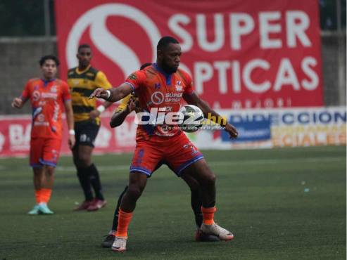 Carlos Róchez domina la esférica ante la marca de Bryan Acosta. FOTO: Emilio Flores.