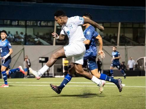 60': Romell Quioto dispara ante la marca de Nicaragua. Yoseph Amaya | Mauricio Ayala.