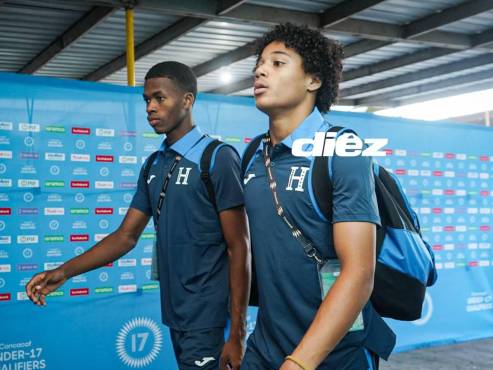 Luis Gabriel Suazo, hijo de David Suazo, espera turno en el banco de suplentes.