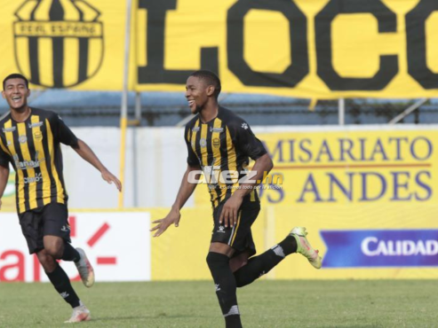Yeison Mejía celebra uno de sus últimos goles con el Real España en el Estadio Morazán de San Pedro Sula.
