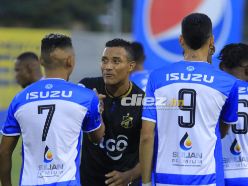 Luis Garrido se saluda con Alexy Vega en el Estadio Humberto Micheletti. FOTO: Neptalí Romero.