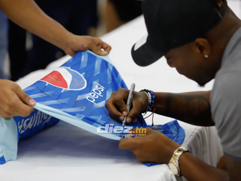 Kevin Álvarez firmó autógrafos en la presentación del nuevo patrocinador del Motagua. FOTO: Emilio Flores.