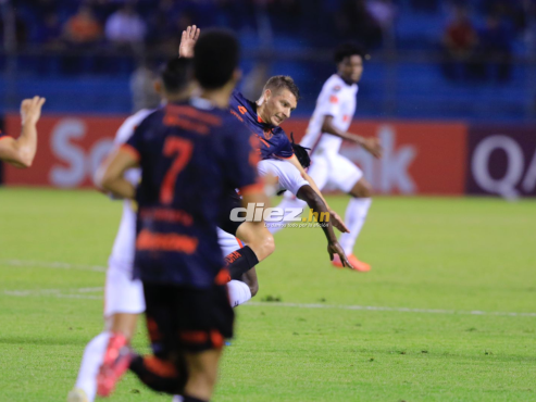 Julio Furch empató para el Atlas tras cobrar de forma excepcional el penalti en el minuto 15 del primer tiempo. FOTO: Mauricio Ayala.