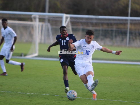 Valerio Marinacci, jugador del Cocenza de la Serie B conduce el balón ante la marca de un futbolista de República Dominicana. FOTO: Andro Rodríguez.