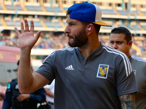 Andre-Pierre Gignac saluda a los aficionados del Motagua en el Estadio Olímpico de San Pedro Sula. FOTO: Tigres.
