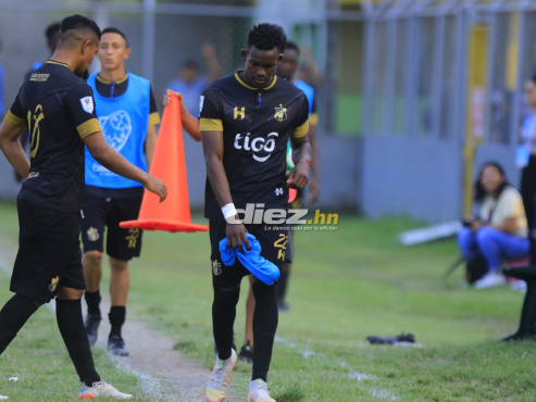 Brayan Castillo lamenta el momento que está pasando con el Honduras Progreso, candidatazo a descender. FOTO: Neptalí Romero.