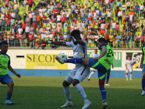 Omar Elvir le intenta sacar el balón a Jorge Benguché en la mitad del campo. FOTO: Andro Rodríguez.