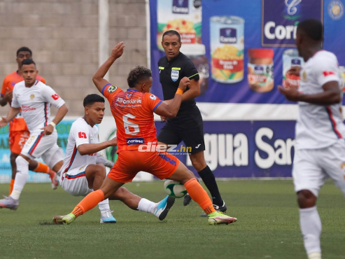 Eduar Reyes marca a Bryan Moya en el Estadio Emilio Williams de Choluteca. FOTO: Emilio Flores.