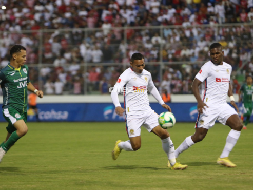 Carlos Sánchez domina el balón ante la marca de Damin Ramírez. FOTO: Andro Rodríguez.