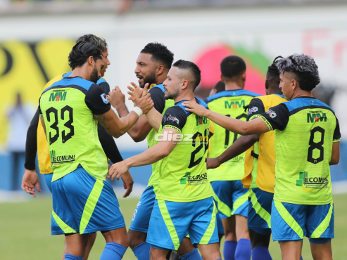 Así festejó Olancho FC el golazo de Omar Elvir en el Estadio Juan Ramón Brevé. FOTO: Alex Pérez.